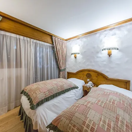 Chalet-hotel Neige Et Roc, The Originals Relais Hotel 4*